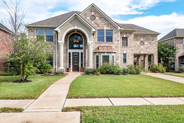 view of front facade featuring a front yard