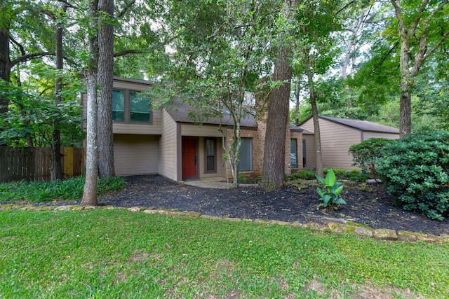 view of front of house featuring a front lawn