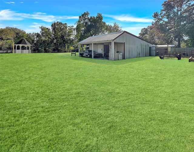 view of yard featuring an outdoor structure