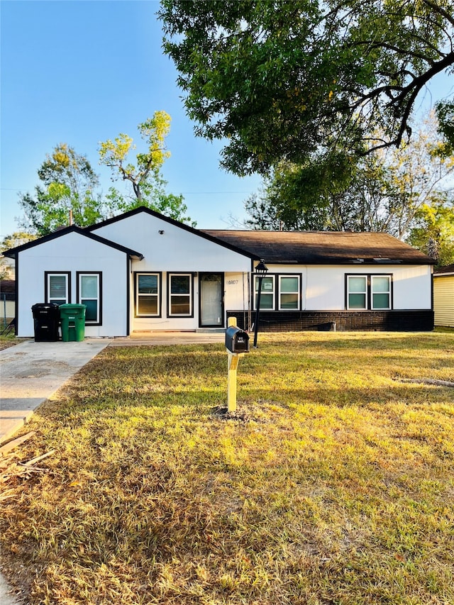 single story home featuring a front lawn