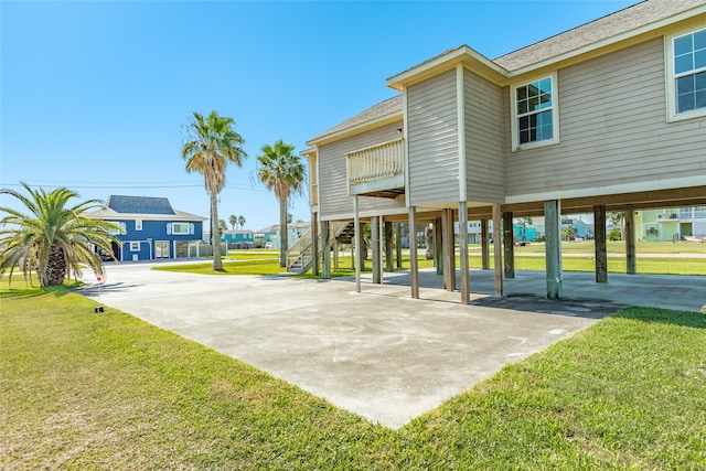 view of property's community featuring a lawn