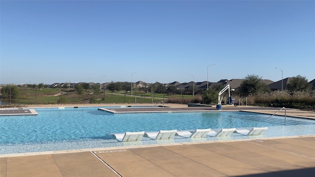 view of pool featuring a jacuzzi