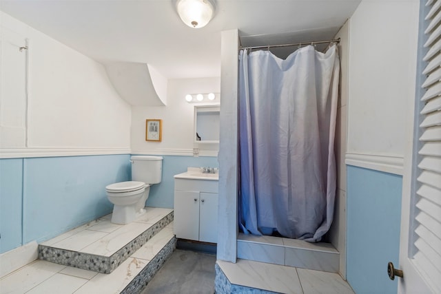 bathroom with vanity, toilet, and curtained shower