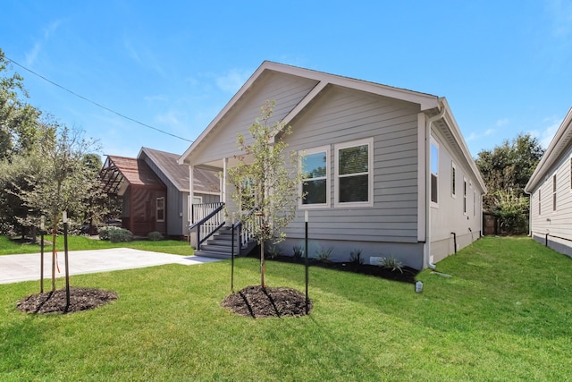 view of front of home featuring a front lawn