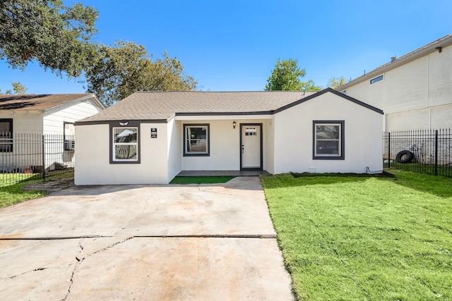 single story home featuring a front lawn