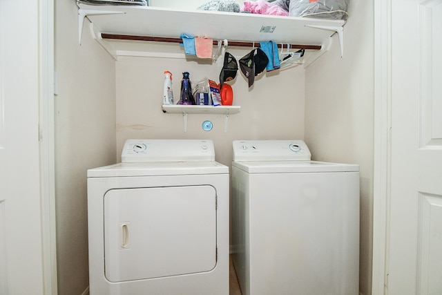 washroom featuring washing machine and clothes dryer