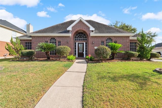 view of front of property featuring a front lawn