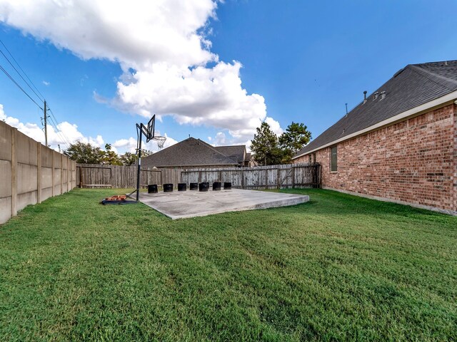 view of yard with a patio area