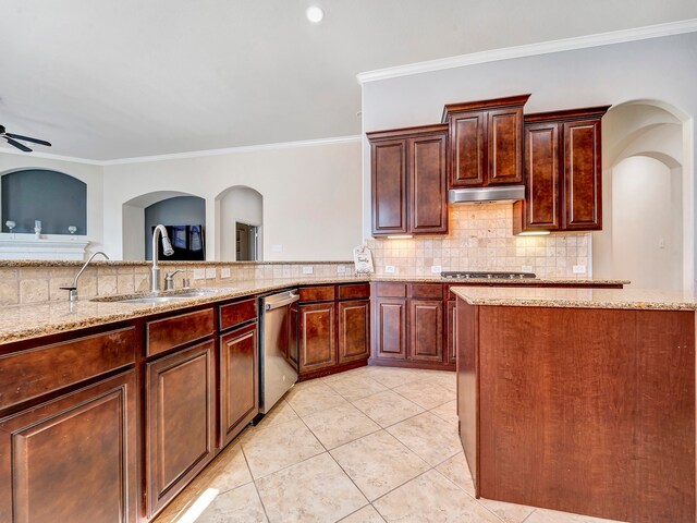 kitchen with light tile patterned flooring, crown molding, appliances with stainless steel finishes, sink, and ceiling fan