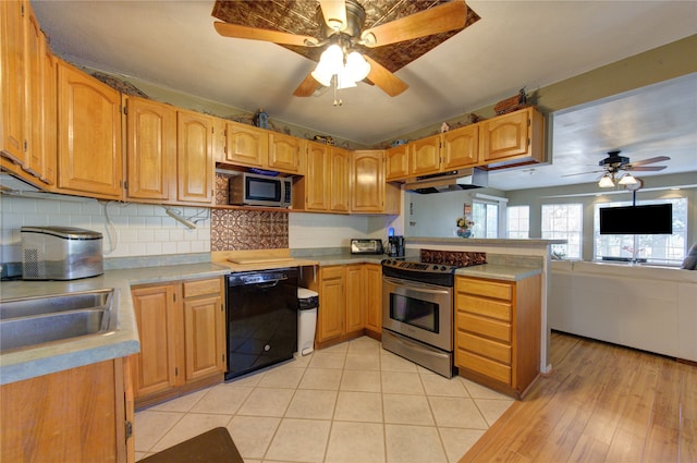 kitchen featuring decorative backsplash, ceiling fan, light hardwood / wood-style flooring, sink, and stainless steel appliances