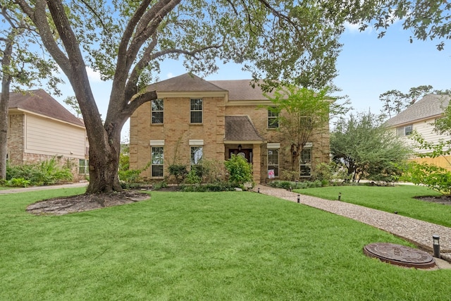 view of front facade featuring a front lawn