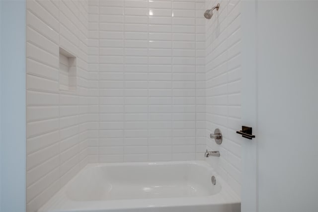 bathroom featuring tiled shower / bath combo