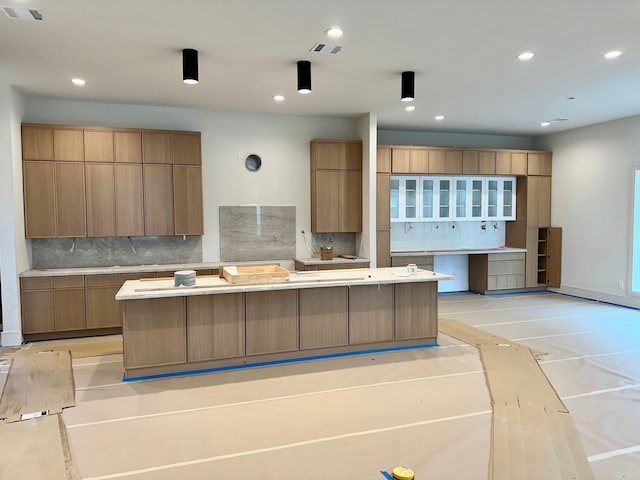 kitchen featuring tasteful backsplash, a large island, and light hardwood / wood-style floors