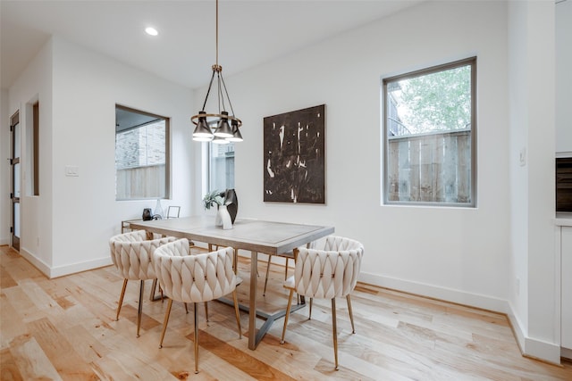 dining space featuring recessed lighting, light wood-style floors, and baseboards