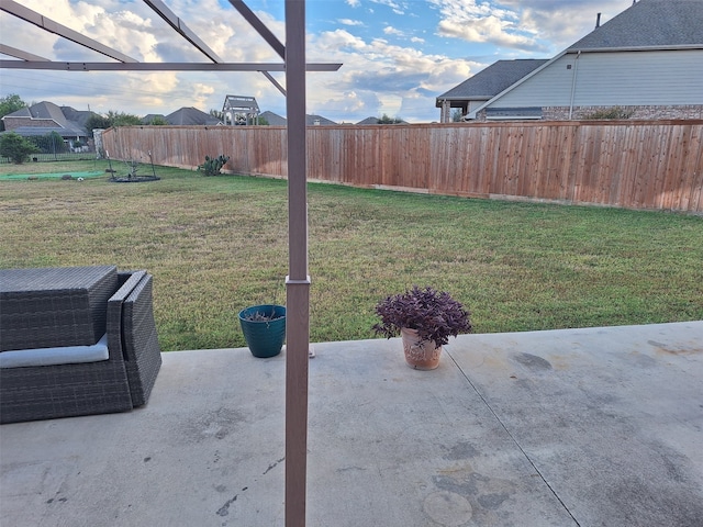 view of yard featuring a patio