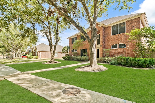 view of front of house featuring a front lawn