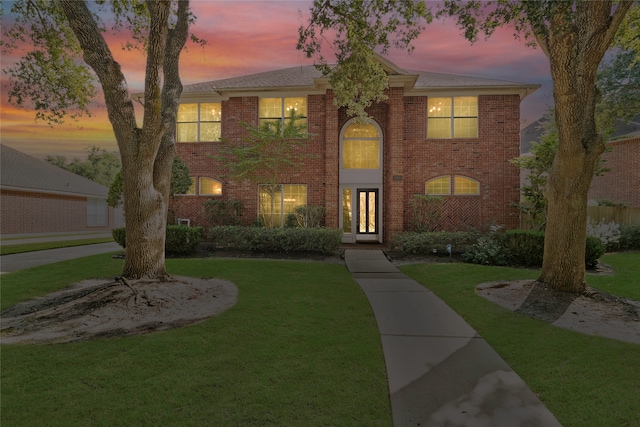 view of front facade featuring a lawn