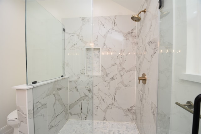 bathroom with toilet and tiled shower