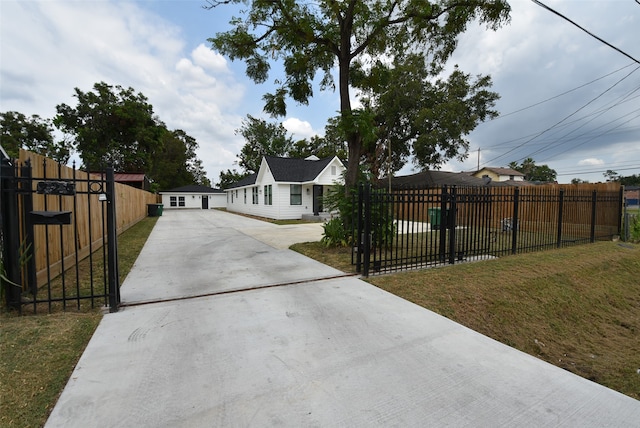 view of front facade featuring a front lawn