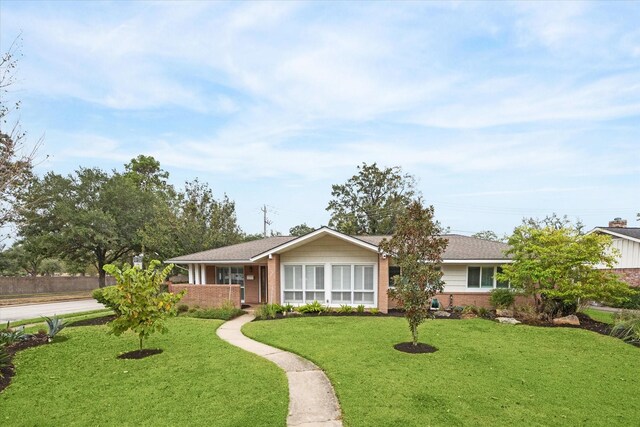 ranch-style house featuring a front lawn