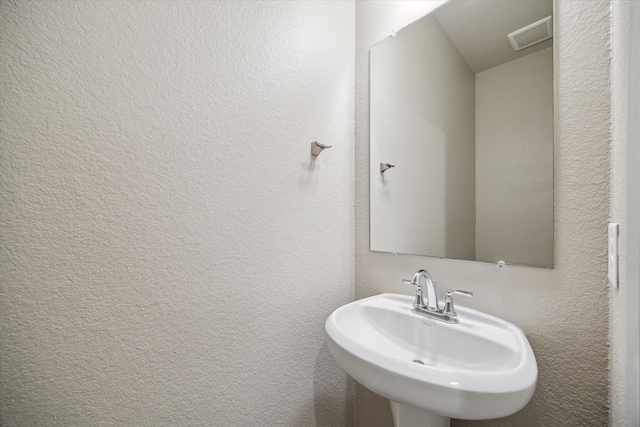 bathroom featuring sink