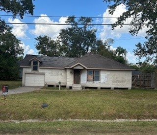 view of front of home featuring a front lawn