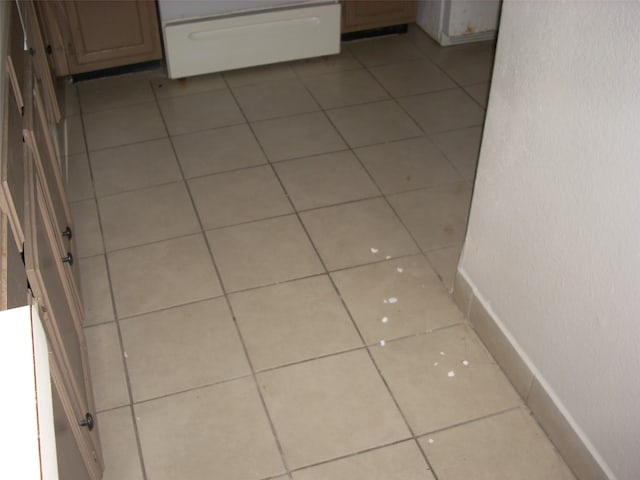 room details featuring light tile patterned floors