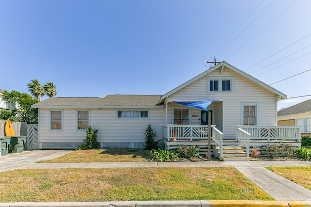 view of front facade with a front lawn and covered porch