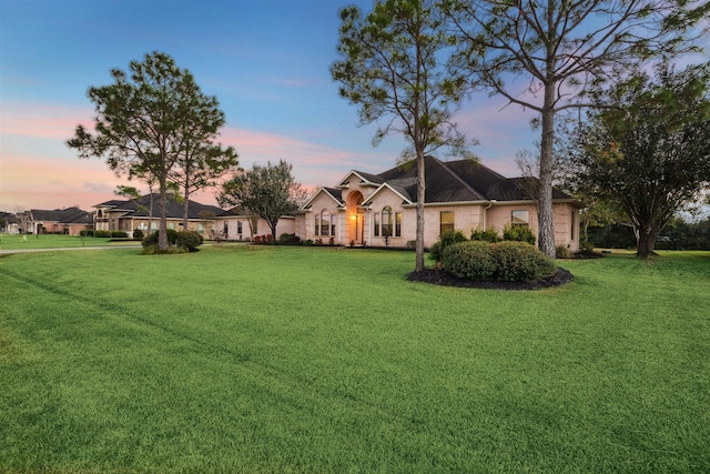 view of yard at dusk