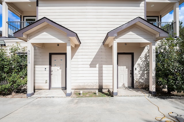 property entrance featuring a balcony