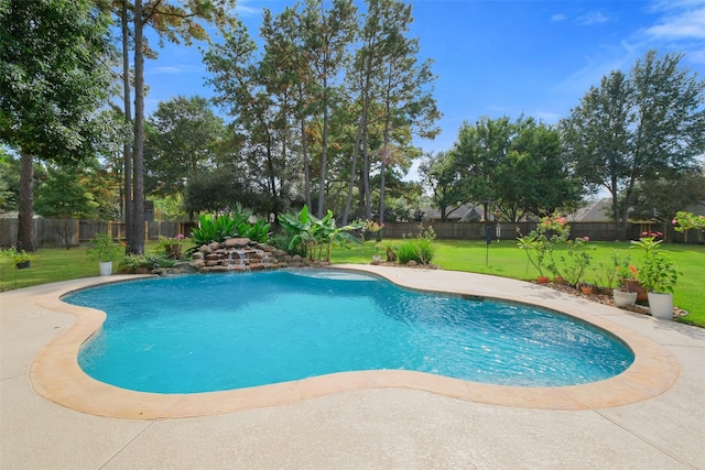 view of swimming pool with a lawn