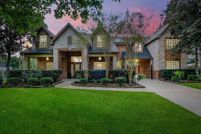 craftsman-style house featuring a yard