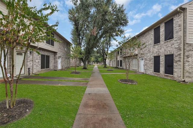 view of home's community featuring a yard