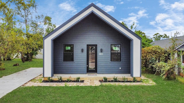 view of front of property with a front lawn