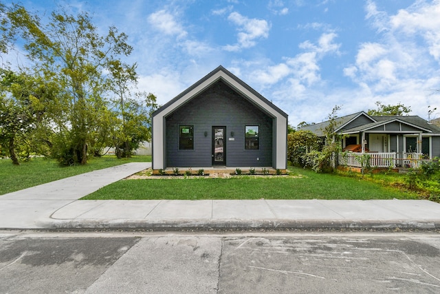 view of front facade featuring a front yard