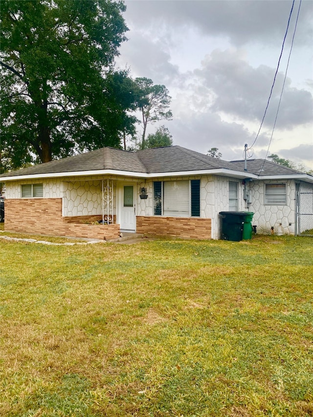 single story home with a front lawn