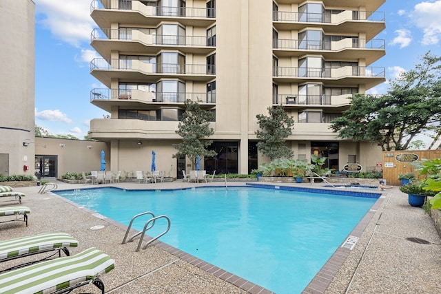 view of swimming pool