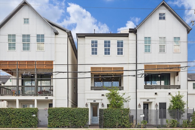 view of front of property featuring a balcony