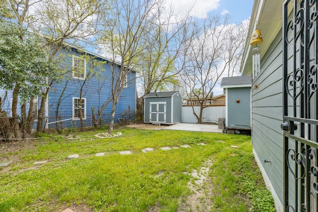 view of yard featuring a shed