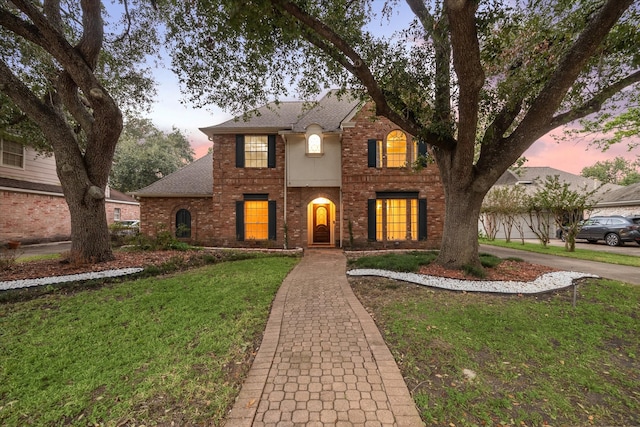 view of front of property featuring a lawn