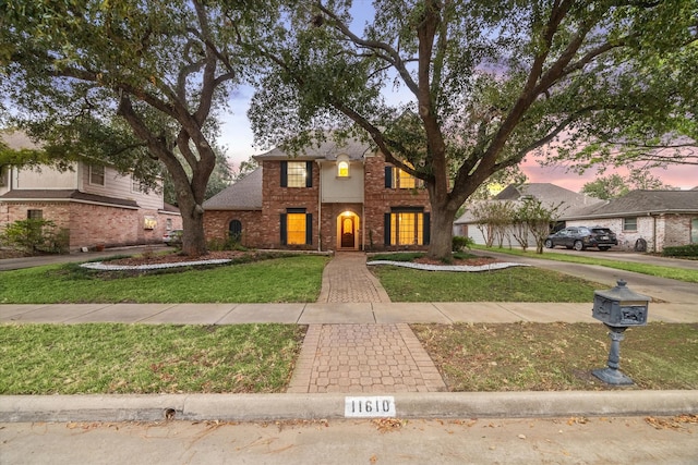 view of front facade with a yard