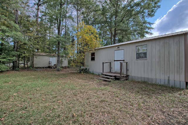 view of yard featuring a storage shed