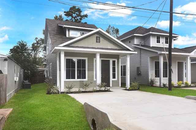 view of front facade featuring cooling unit and a front lawn