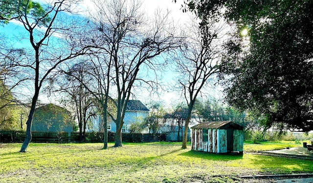 view of yard featuring a storage shed