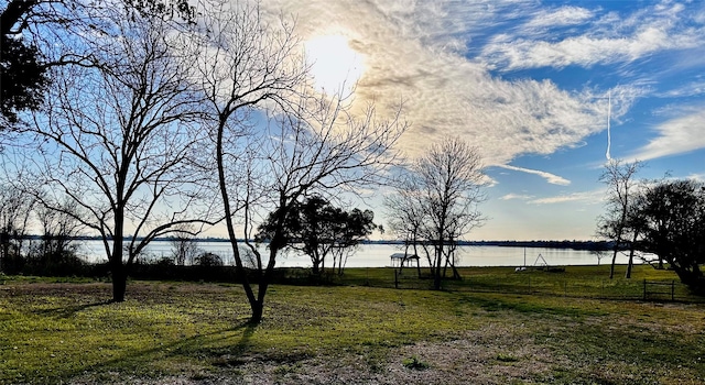 view of yard featuring a water view