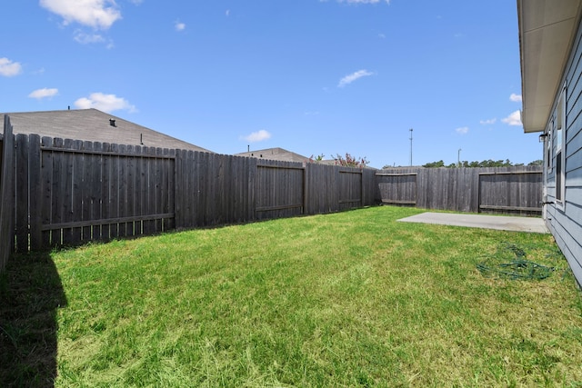 view of yard featuring a patio area