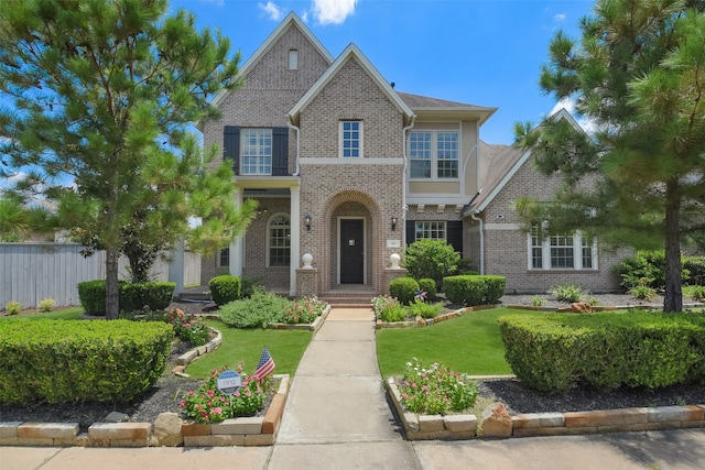 view of front facade featuring a front lawn