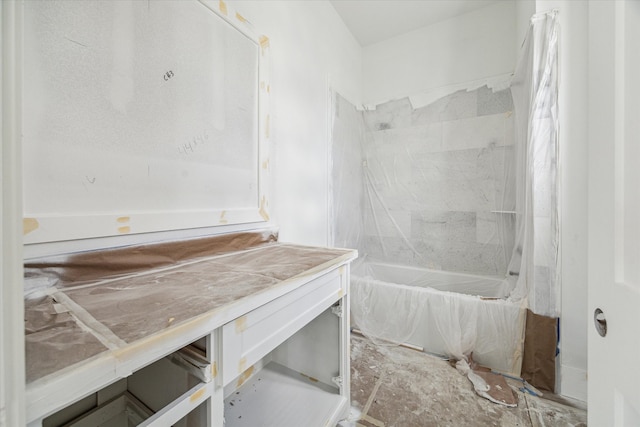 bathroom with shower / bath combo