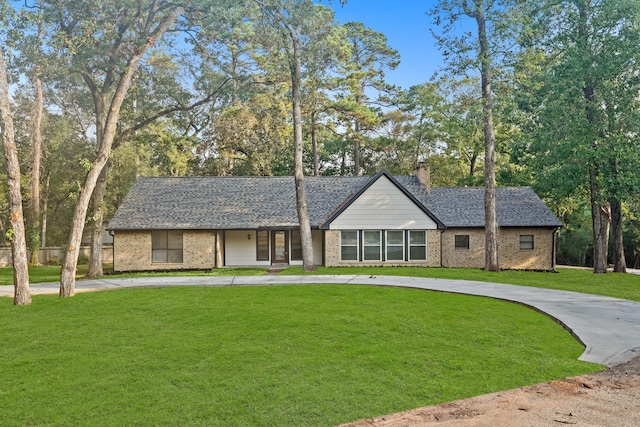 single story home with a front lawn