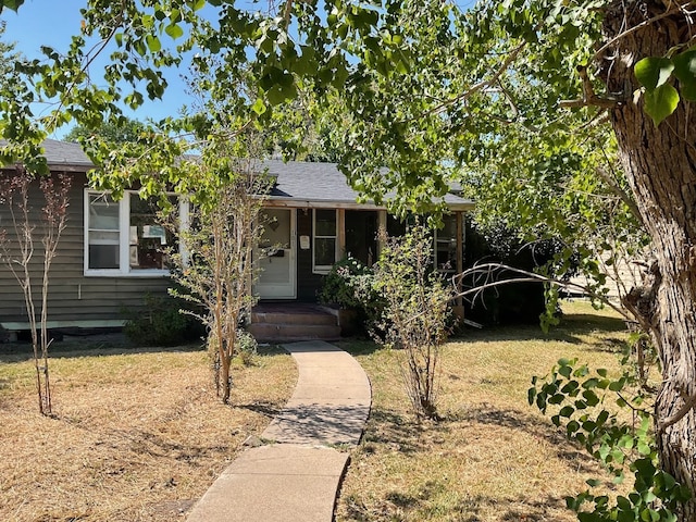 view of front of home with a front lawn